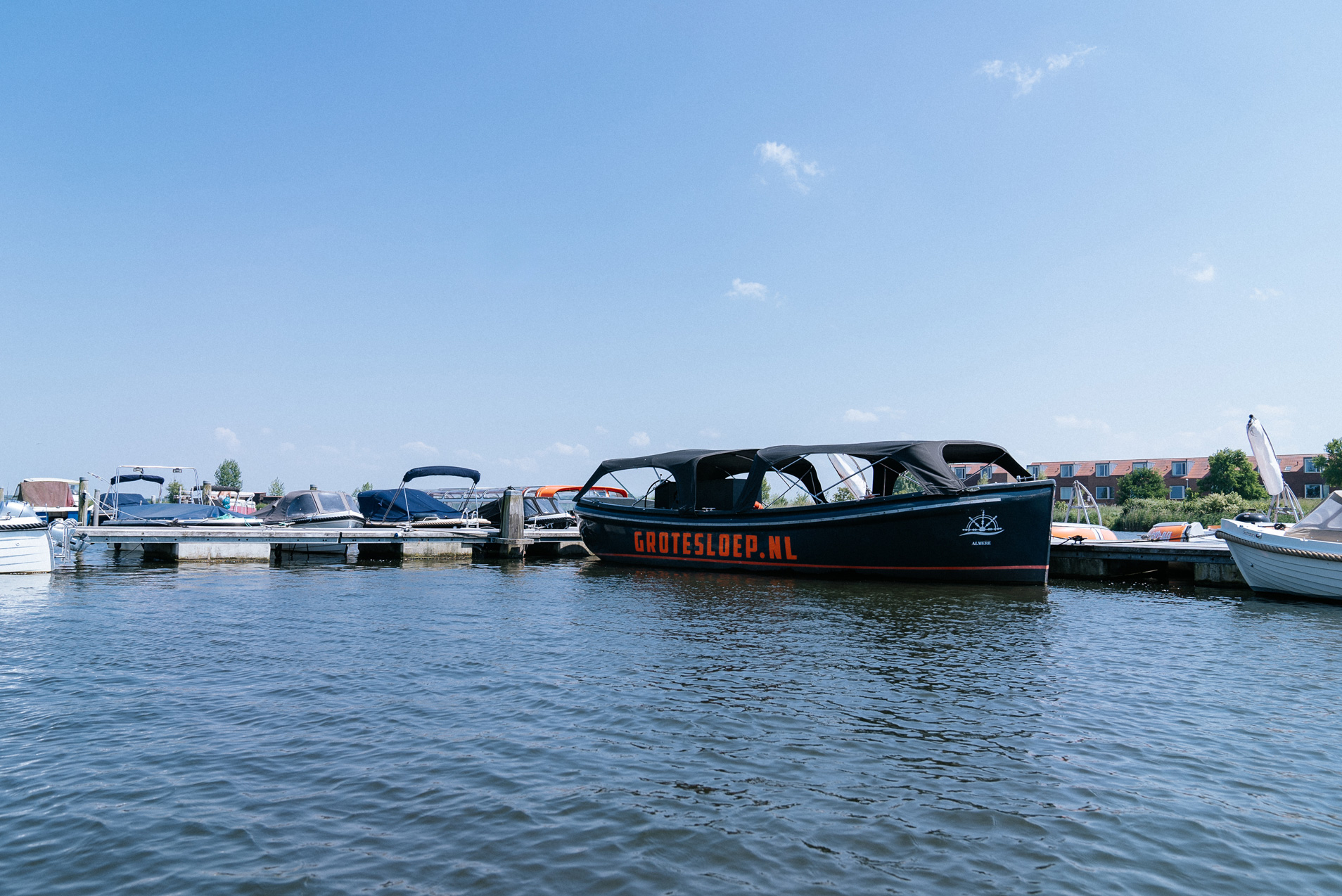 Grote Sloep varend over het water van Almere
